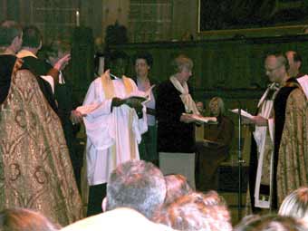 Whrend des Festgottesdienstes berreichten Mitglieder der Klner Kirchendelegation als Geschenk zwei Ikonen