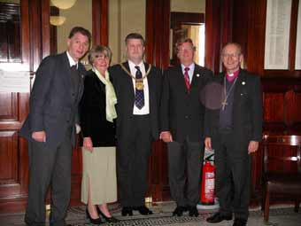 Dechant Rainer Fischer/Vorsitzender der ACK Kln, Hannelore Bartscherer/Vorsitzende des Katholikenausschusses, Lordmayor Roderick, Ernst Fey/Stadtsuperintendent, Dean der Kathedrale:  Dr. Rupert Hoare 